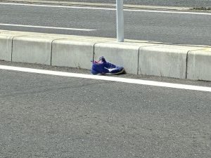 からかさ小僧、裸足で帰宅説